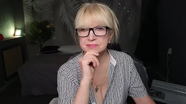 Snapshot of Sabina_Ros chatting on 11.25.25 Sabina Ros online show from 11.25.25