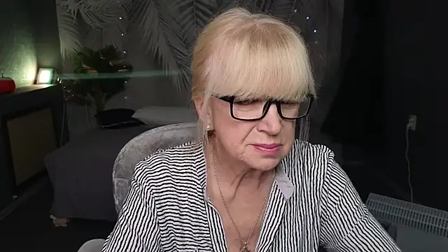 Snapshot of Sabina_Ros chatting on 12.05.25 Sabina Ros online show from 12.05.25