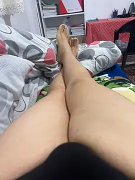 Snapshot of yellova chatting on 03.26.26 yellova online show from 03.26.26