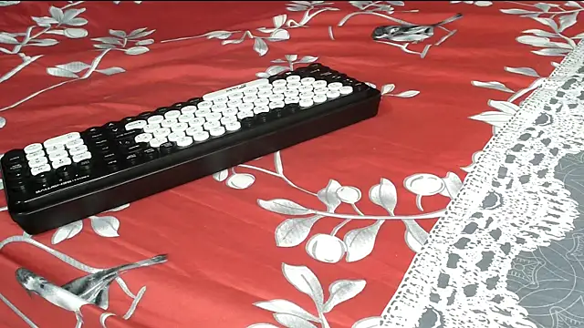 Snapshot of angelainparis28 chatting on 09.11.25 angelainparis28 online show from 09.11.25