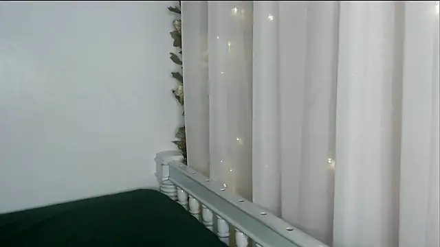 Snapshot of angelainparis28 chatting on 09.21.25 angelainparis28 online show from 09.21.25