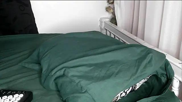 Snapshot of angelainparis28 chatting on 09.22.25 angelainparis28 online show from 09.22.25