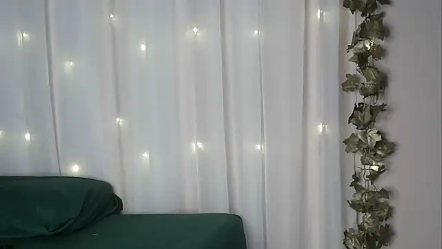 Snapshot of angelainparis28 chatting on 10.02.25 angelainparis28 online show from 10.02.25