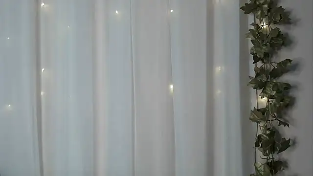 Snapshot of angelainparis28 chatting on 10.06.25 angelainparis28 online show from 10.06.25