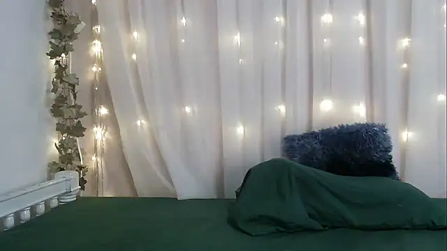 Snapshot of angelainparis28 chatting on 10.11.25 angelainparis28 online show from 10.11.25