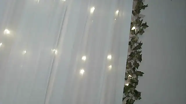 Snapshot of angelainparis28 chatting on 11.08.25 angelainparis28 online show from 11.08.25