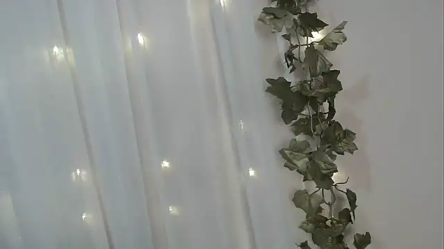 Snapshot of angelainparis28 chatting on 11.11.25 angelainparis28 online show from 11.11.25