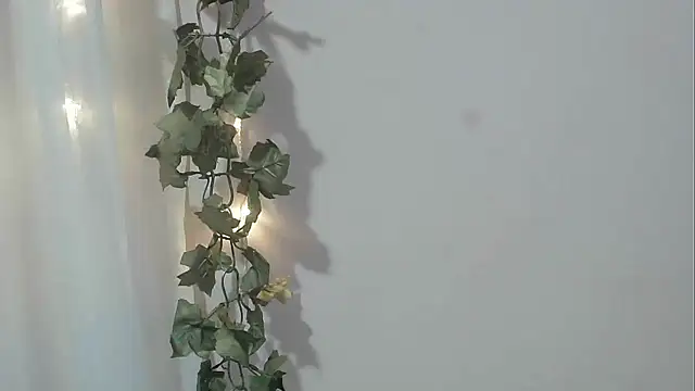 Snapshot of angelainparis28 chatting on 11.13.25 angelainparis28 online show from 11.13.25