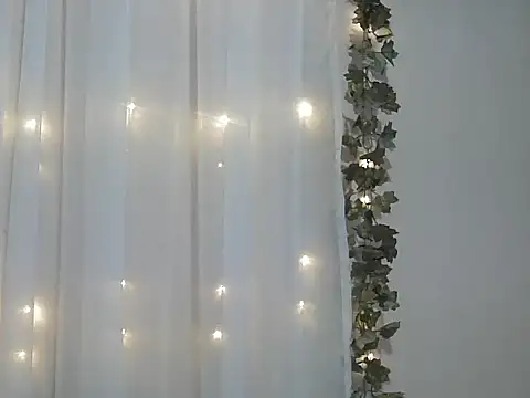 Snapshot of angelainparis28 chatting on 11.21.25 angelainparis28 online show from 11.21.25