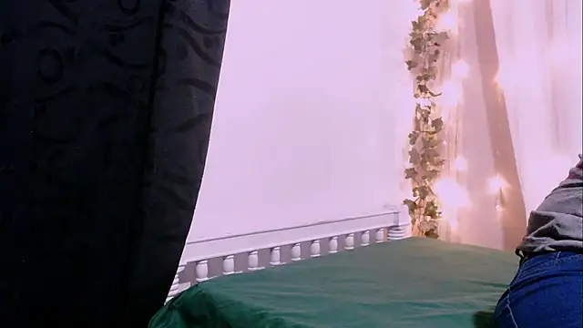 Snapshot of angelainparis28 chatting on 12.18.25 angelainparis28 online show from 12.18.25