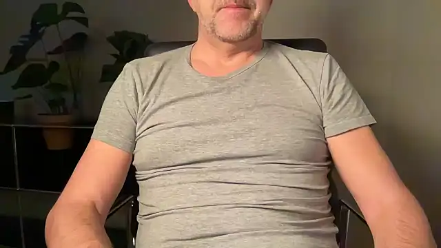 Snapshot of german9inch chatting on 12.04.25 german9inch online show from 12.04.25