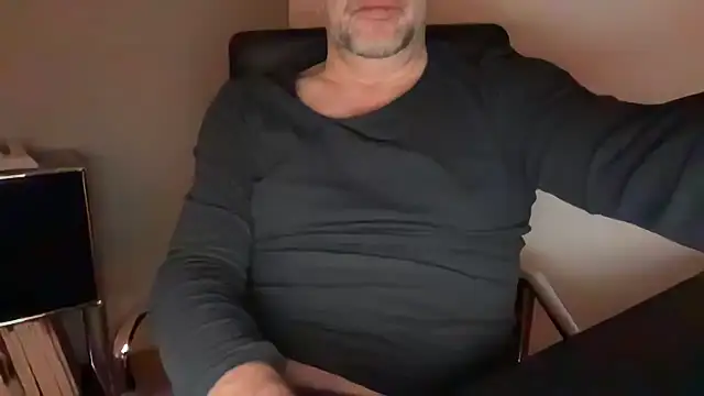 Snapshot of german9inch chatting on 12.14.25 german9inch online show from 12.14.25