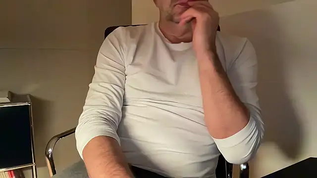 Snapshot of german9inch chatting on 12.17.25 german9inch online show from 12.17.25