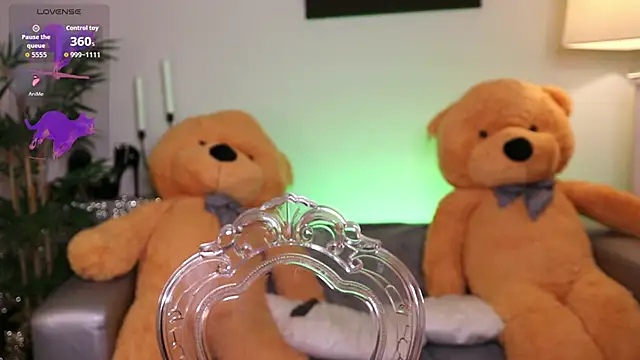 NovaHollisx online show from 12.01.25