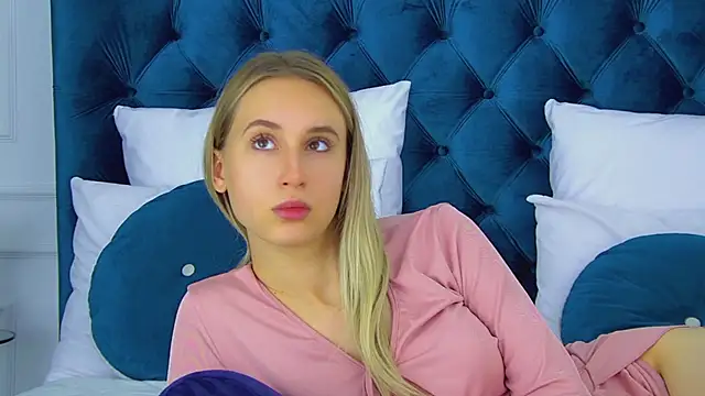 Snapshot of VictoriaHopsons chatting on 09.20.25 VictoriaHopsons online show from 09.20.25