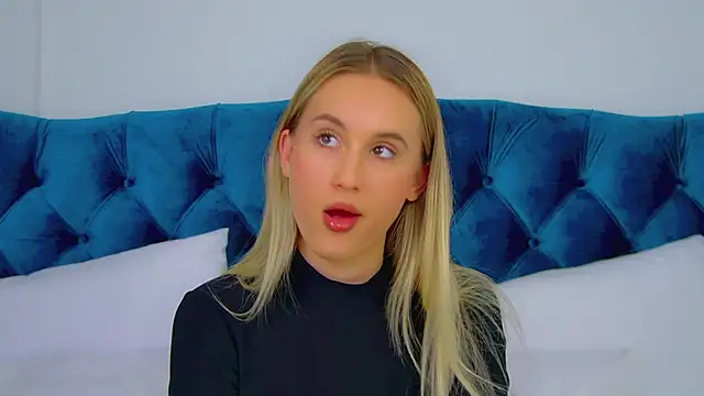 Snapshot of VictoriaHopsons chatting on 10.03.25 VictoriaHopsons online show from 10.03.25