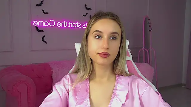 Snapshot of VictoriaHopsons chatting on 10.18.25 VictoriaHopsons online show from 10.18.25