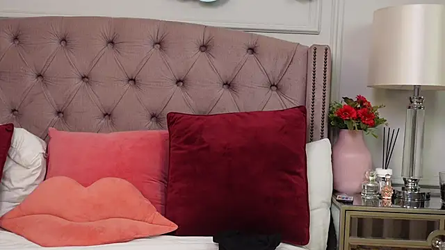 Snapshot of JenniferLovve chatting on 12.14.25 JenniferLovve online show from 12.14.25