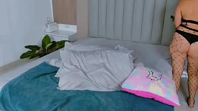Juliamills online show from 04.25.26