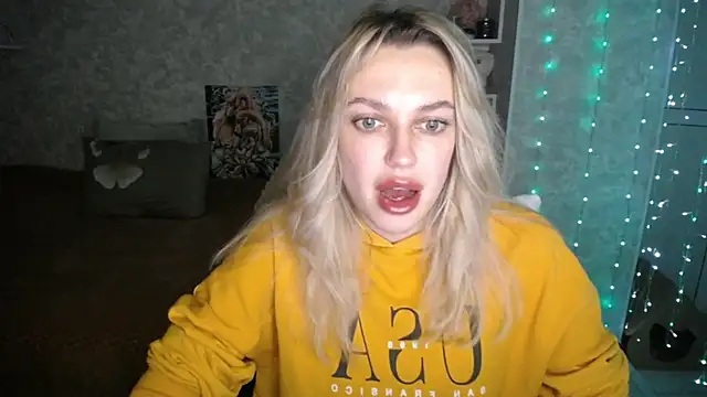 Snapshot of NickyAdamidi chatting on 11.18.25 NickyAdamidi online show from 11.18.25
