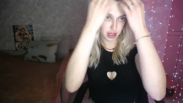 Snapshot of NickyAdamidi chatting on 11.25.25 NickyAdamidi online show from 11.25.25