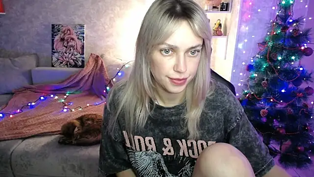 Snapshot of NickyAdamidi chatting on 12.15.25 NickyAdamidi online show from 12.15.25