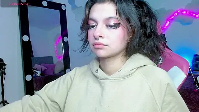 Snapshot of larah_uwu chatting on 10.23.25 larah uwu online show from 10.23.25