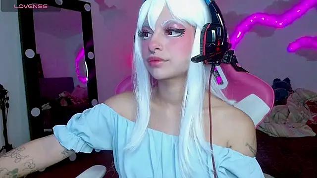 Snapshot of larah_uwu chatting on 10.24.25 larah uwu online show from 10.24.25