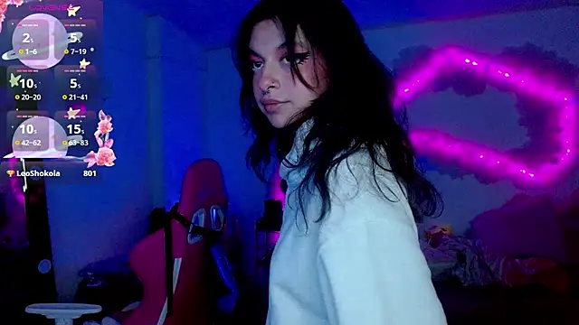 Snapshot of larah_uwu chatting on 10.27.25 larah uwu online show from 10.27.25