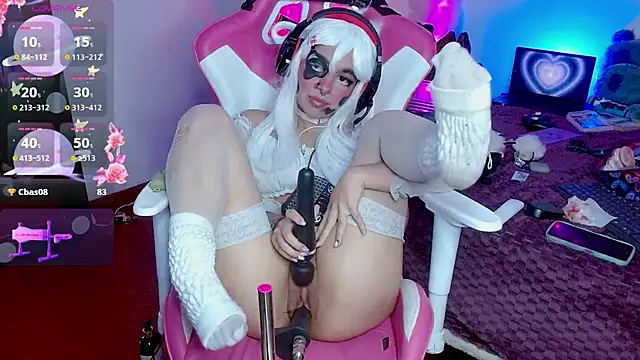 Snapshot of larah_uwu chatting on 10.30.25 larah uwu online show from 10.30.25