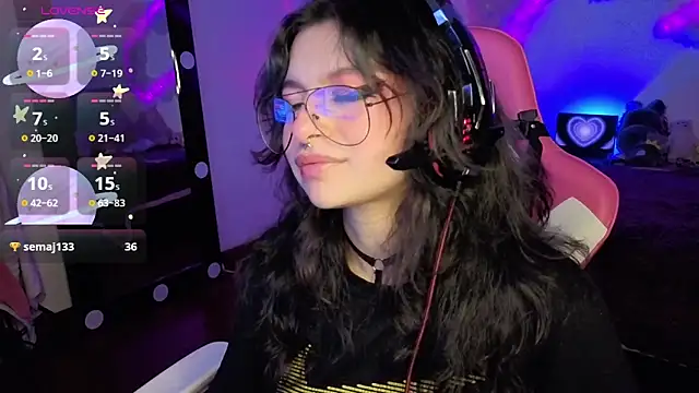 Snapshot of larah_uwu chatting on 11.08.25 larah uwu online show from 11.08.25