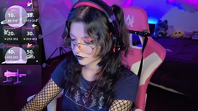 Snapshot of larah_uwu chatting on 11.12.25 larah uwu online show from 11.12.25