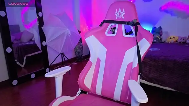 Snapshot of larah_uwu chatting on 11.13.25 larah uwu online show from 11.13.25