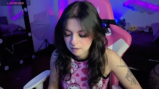 Snapshot of larah_uwu chatting on 11.22.25 larah uwu online show from 11.22.25