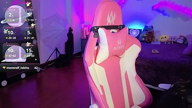 Snapshot of larah_uwu chatting on 11.24.25 larah uwu online show from 11.24.25