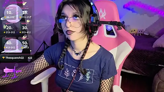 Snapshot of larah_uwu chatting on 11.25.25 larah uwu online show from 11.25.25