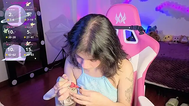 Snapshot of larah_uwu chatting on 11.26.25 larah uwu online show from 11.26.25