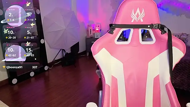 Snapshot of larah_uwu chatting on 11.28.25 larah uwu online show from 11.28.25