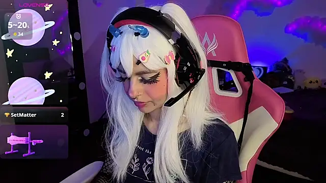 Snapshot of larah_uwu chatting on 12.02.25 larah uwu online show from 12.02.25