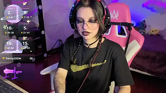 Snapshot of larah_uwu chatting on 12.04.25 larah uwu online show from 12.04.25