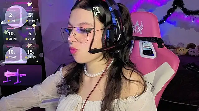 Snapshot of larah_uwu chatting on 12.14.25 larah uwu online show from 12.14.25