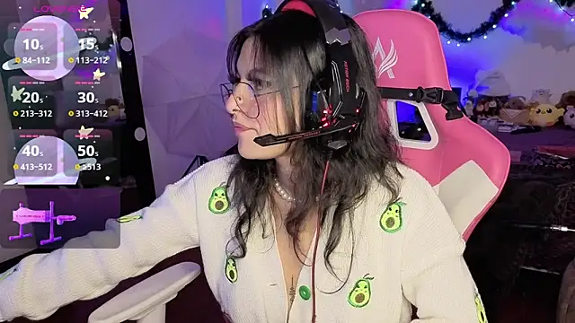 Snapshot of larah_uwu chatting on 12.15.25 larah uwu online show from 12.15.25