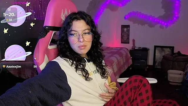 larah uwu online show from 04.28.26