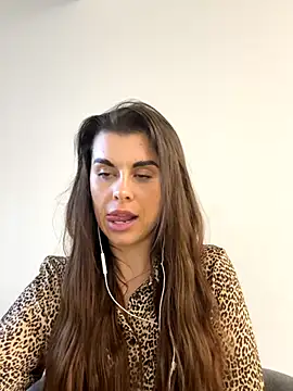 Snapshot of AlitaNova chatting on 11.13.25 AlitaNova online show from 11.13.25