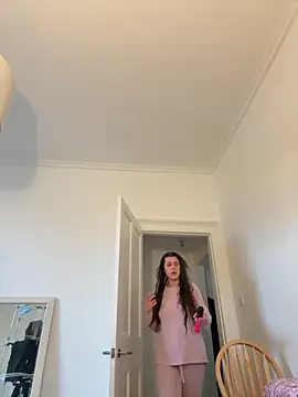 Snapshot of AlitaNova chatting on 11.20.25 AlitaNova online show from 11.20.25