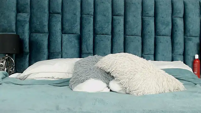 Emma Foxi online show from 11.18.25