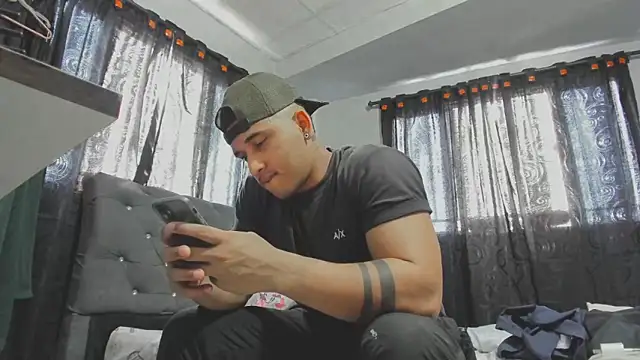 Snapshot of evan_hardy chatting on 09.11.25 evan hardy online show from 09.11.25