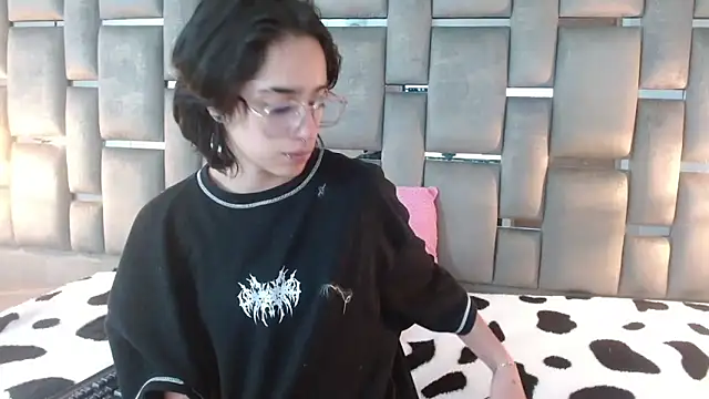 Snapshot of katalinathxandbritney1 chatting on 09.11.25 katalinathxandbritney1 online show from 09.11.25