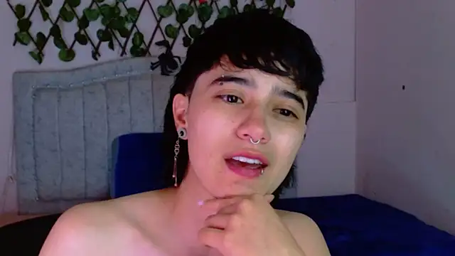 Snapshot of katalinathxandbritney1 chatting on 12.16.25 katalinathxandbritney1 online show from 12.16.25