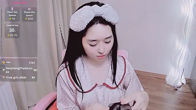 Snapshot of Miu-999 chatting on 10.13.25 Miu-999 online show from 10.13.25